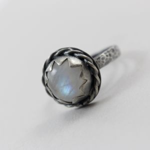 kamień księżycowy, tęczowy kamień, srebro, pierścionek, srebrna biżuteria autorska, pierścionek srebrny, pierścionek z kamieniem księżycowym, biżuteria z kamieniem księżycowym, pierścionek oksydowany, pierścionek fakturowany, chileart